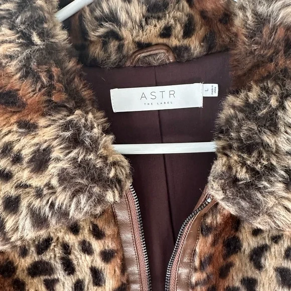ASTR The Label Women’s Leopard Print Remy Faux Fur Coat Sexy Zip Up Rivbed Cuffs - Picture 2 of 7